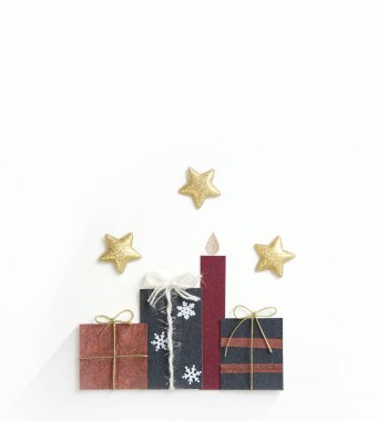 Beyaz duvar kağıdı üzerinde El yapımı Noel Hediyeleri kartı , Üst görünüm