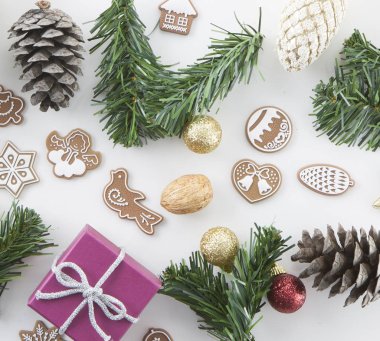 Noel Renkli Kompozisyon Arka Plan , Üst Görünüm , Ağaç Dalları , Hediye Kutusu , Noel Dekorasyon Nesneleri , Kare Görüntü