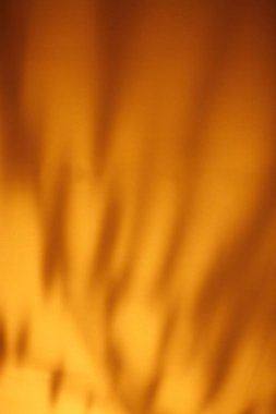 turuncu duvarda gölgeler ve güneş ışığı