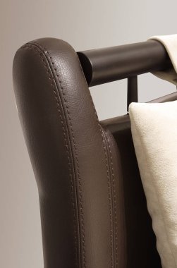 Beyaz yastıklı deri sandalye.