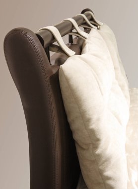 Beyaz yastıklı deri sandalye.