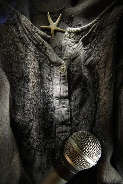 Eski Yıpranmış Tişört Koyu Sanatsal Fotoğrafçılık — Stok fotoğraf