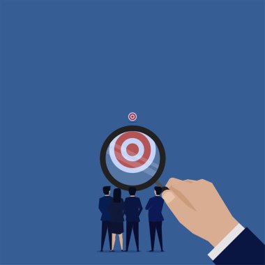 Büyüteçle ve iş arkadaşlarıyla iş adamlarının eli, kurumsal iş kavramı