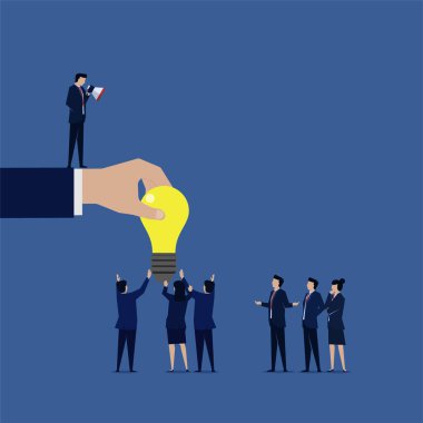 İşletme müdürünün bir fikri var ve megafonla çalışanlarla konuşuyor.