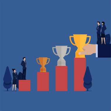 İş adamı, kariyer gelişimi metaforunun üzerinde bronz gümüş kupa görüyor.