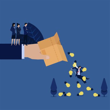 İş adamı, yönetici metaforu ile devrilen kutudaki fikirlerle kutunun dışına çıkar..