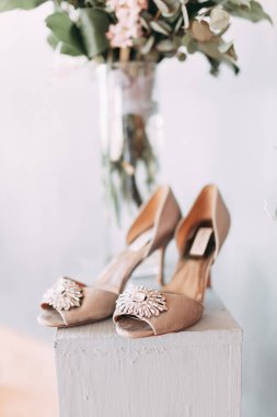 Şık düğün töreni, güzel ayrıntılar ve dekor çiçek ve halkaları ile yazdırma. Düğün davetiyeleri el ile hat ile yapılan