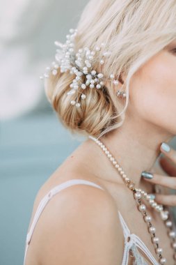 Bir güzel keten elbise ve boudoir stüdyoda gelinin şarj olur. Seksi kız çıplak bir vücut ile bir gömlek. Saç ve makyaj gelin. Düğün öncesi fotoğraf çekimi