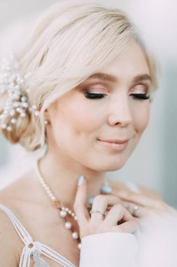 Bir güzel keten elbise ve boudoir stüdyoda gelinin şarj olur. Seksi kız çıplak bir vücut ile bir gömlek. Saç ve makyaj gelin. Düğün öncesi fotoğraf çekimi