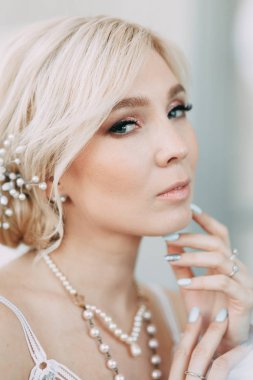 Bir güzel keten elbise ve boudoir stüdyoda gelinin şarj olur. Seksi kız çıplak bir vücut ile bir gömlek. Saç ve makyaj gelin. Düğün öncesi fotoğraf çekimi