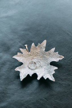 Şık düğün töreni, güzel ayrıntılar ve dekor çiçek ve halkaları ile yazdırma. Düğün davetiyeleri el ile hat ile yapılan