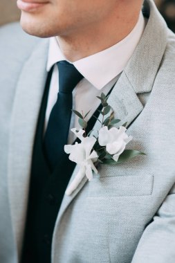 Gelin için bekleyen güzel bir damat toplanması. İç stüdyo fotoğraf çekimi. Düğün Avrupa tarzı. Yakışıklı bir ceket ve pantolon