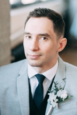 Gelin için bekleyen güzel bir damat toplanması. İç stüdyo fotoğraf çekimi. Düğün Avrupa tarzı. Yakışıklı bir ceket ve pantolon