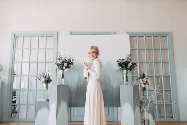 Hermosa Novia Frente Arco Boda Con Flores Decoración Ramo Las —  Fotos de Stock