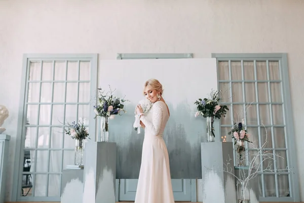 Hermosa Novia Frente Arco Boda Con Flores Decoración Ramo Las —  Fotos de Stock