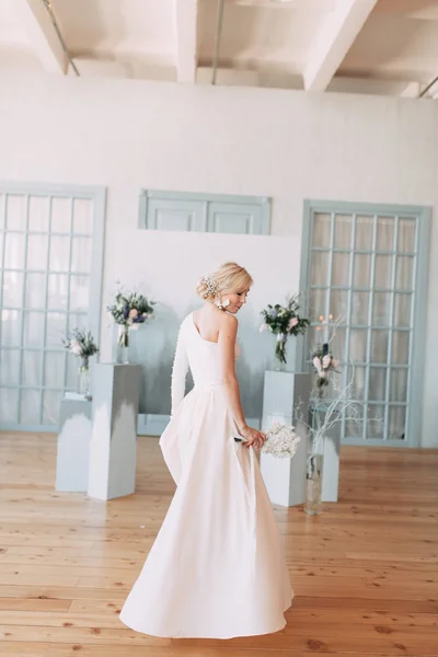 Hermosa Novia Frente Arco Boda Con Flores Decoración Ramo Las —  Fotos de Stock