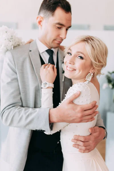 Casamento Bonito Estilo Europeu Cores Azuis Claras Casal Estúdio Fundo — Fotografia de Stock