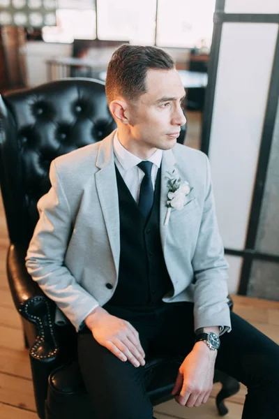 Gathering Beautiful Groom Waiting Bride Photo Shoot Interior Studio Wedding — Stock Photo, Image