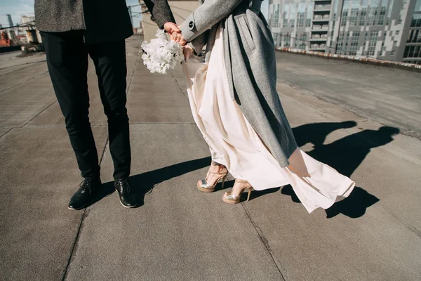 Pre Wedding Shooting Roof Building Street Happy Couple Laughing Hugging — Stock Photo, Image