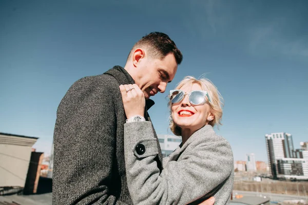 Pre Wedding Schieten Het Dak Van Het Gebouw Straat Gelukkige — Stockfoto