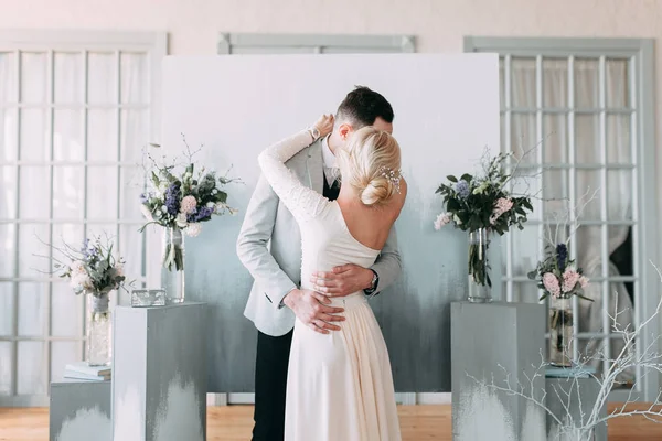 Hermosa Boda Estilo Europeo Colores Azul Claro Pareja Estudio Fondo —  Fotos de Stock