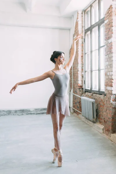 Uma Jovem Bailarina Está Preparando Esticada Dançando Poses Ballet Fotografia — Fotografia de Stock