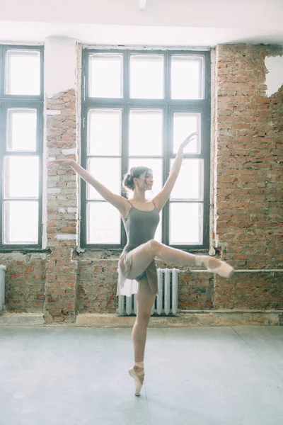 Ung Ballerina Blir Redo Sträckt Och Dansande Poserar Balett Fotosession — Stockfoto