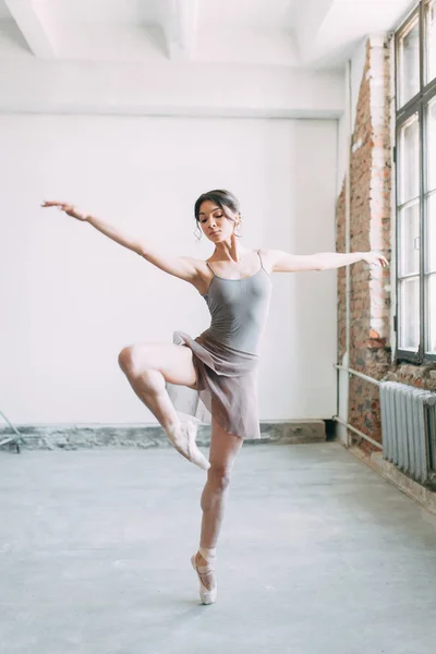 Ung Ballerina Blir Redo Sträckt Och Dansande Poserar Balett Fotosession — Stockfoto