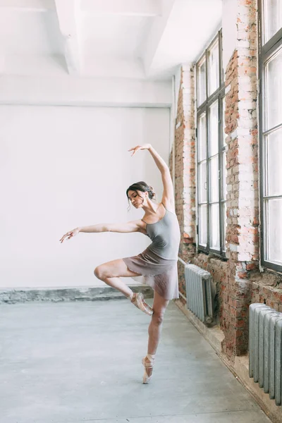 Ung Ballerina Blir Redo Sträckt Och Dansande Poserar Balett Fotosession — Stockfoto