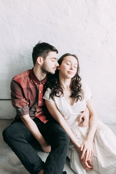 Couple Charismatique Lors Une Séance Photo Dans Style Européen Embrasser — Photo