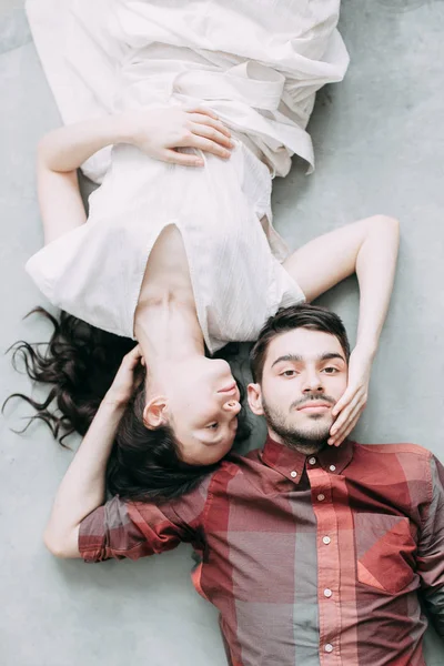 Casal Carismático Uma Sessão Fotos Estilo Europeu Abraçando Sorrindo Olhando — Fotografia de Stock