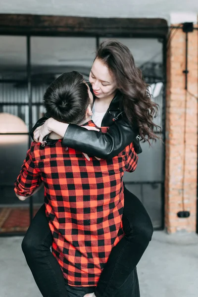 Pareja Carismática Una Sesión Fotos Estilo Europeo Abrazándose Sonriendo Mirándose —  Fotos de Stock