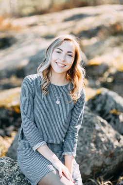 Doğada yürüyüş ve seyahat formu ormanda evlilik öncesi fotoğraf çekimi. Kuzey ve Rusya'nın güzelliği. Sevgi dolu insanlar ve güzel sahne. Gülmek, otur ve gülümse. Güzel çift