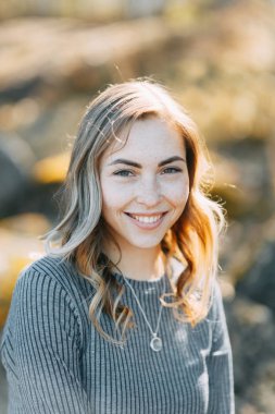 Doğada yürüyüş ve seyahat formu ormanda evlilik öncesi fotoğraf çekimi. Kuzey ve Rusya'nın güzelliği. Sevgi dolu insanlar ve güzel sahne. Gülmek, otur ve gülümse. Güzel çift