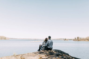 Doğada yürüyüş ve seyahat formu ormanda evlilik öncesi fotoğraf çekimi. Kuzey ve Rusya'nın güzelliği. Sevgi dolu insanlar ve güzel sahne. Gülmek, otur ve gülümse. Güzel çift