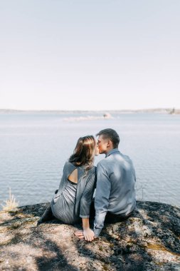 Doğada yürüyüş ve seyahat formu ormanda evlilik öncesi fotoğraf çekimi. Kuzey ve Rusya'nın güzelliği. Sevgi dolu insanlar ve güzel sahne. Gülmek, otur ve gülümse. Güzel çift