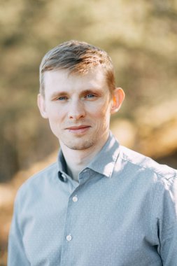 Doğada yürüyüş ve seyahat formu ormanda evlilik öncesi fotoğraf çekimi. Kuzey ve Rusya'nın güzelliği. Sevgi dolu insanlar ve güzel sahne. Gülmek, otur ve gülümse. Güzel çift