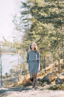 Doğada yürüyüş ve seyahat formu ormanda evlilik öncesi fotoğraf çekimi. Kuzey ve Rusya'nın güzelliği. Sevgi dolu insanlar ve güzel sahne. Gülmek, otur ve gülümse. Güzel çift