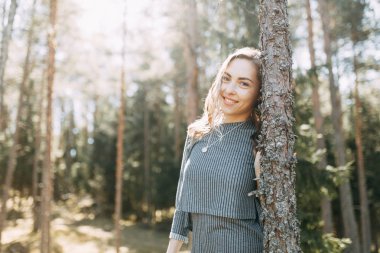 Doğada yürüyüş ve seyahat formu ormanda evlilik öncesi fotoğraf çekimi. Kuzey ve Rusya'nın güzelliği. Sevgi dolu insanlar ve güzel sahne. Gülmek, otur ve gülümse. Güzel çift