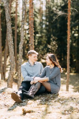 Doğada yürüyüş ve seyahat formu ormanda evlilik öncesi fotoğraf çekimi. Kuzey ve Rusya'nın güzelliği. Sevgi dolu insanlar ve güzel sahne. Gülmek, otur ve gülümse. Güzel çift