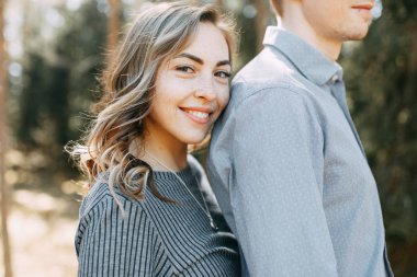 Doğada yürüyüş ve seyahat formu ormanda evlilik öncesi fotoğraf çekimi. Kuzey ve Rusya'nın güzelliği. Sevgi dolu insanlar ve güzel sahne. Gülmek, otur ve gülümse. Güzel çift