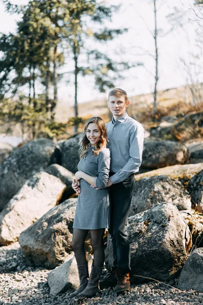 Servizio Fotografico Pre Matrimonio Nella Foresta Natura Sotto Forma Passeggiate — Foto Stock