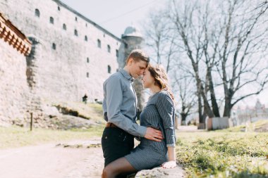 Doğada yürüyüş ve seyahat formu ormanda evlilik öncesi fotoğraf çekimi. Kuzey ve Rusya'nın güzelliği. Sevgi dolu insanlar ve güzel sahne. Gülmek, otur ve gülümse. Güzel çift