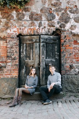 Doğada yürüyüş ve seyahat formu ormanda evlilik öncesi fotoğraf çekimi. Kuzey ve Rusya'nın güzelliği. Sevgi dolu insanlar ve güzel sahne. Gülmek, otur ve gülümse. Güzel çift