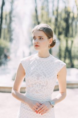 Güzel genç çift parkta güneşli bir günde, sevgi dolu ve mutlu. Yürümek ve birlikte gülmek. Doğada çekim düğün öncesi. Zarif bir tarzda giysi gibi ünlüler