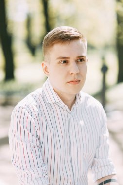 Güzel genç çift parkta güneşli bir günde, sevgi dolu ve mutlu. Yürümek ve birlikte gülmek. Doğada çekim düğün öncesi. Zarif bir tarzda giysi gibi ünlüler