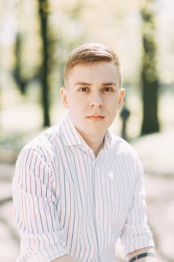 Güzel genç çift parkta güneşli bir günde, sevgi dolu ve mutlu. Yürümek ve birlikte gülmek. Doğada çekim düğün öncesi. Zarif bir tarzda giysi gibi ünlüler