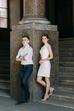 Güzel genç çift parkta güneşli bir günde, sevgi dolu ve mutlu. Yürümek ve birlikte gülmek. Doğada çekim düğün öncesi. Zarif bir tarzda giysi gibi ünlüler