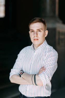 Güzel genç çift parkta güneşli bir günde, sevgi dolu ve mutlu. Yürümek ve birlikte gülmek. Doğada çekim düğün öncesi. Zarif bir tarzda giysi gibi ünlüler