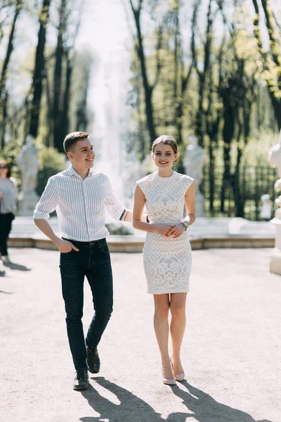 Belo Jovem Casal Parque Dia Ensolarado Amoroso Feliz Caminhar Rir — Fotografia de Stock